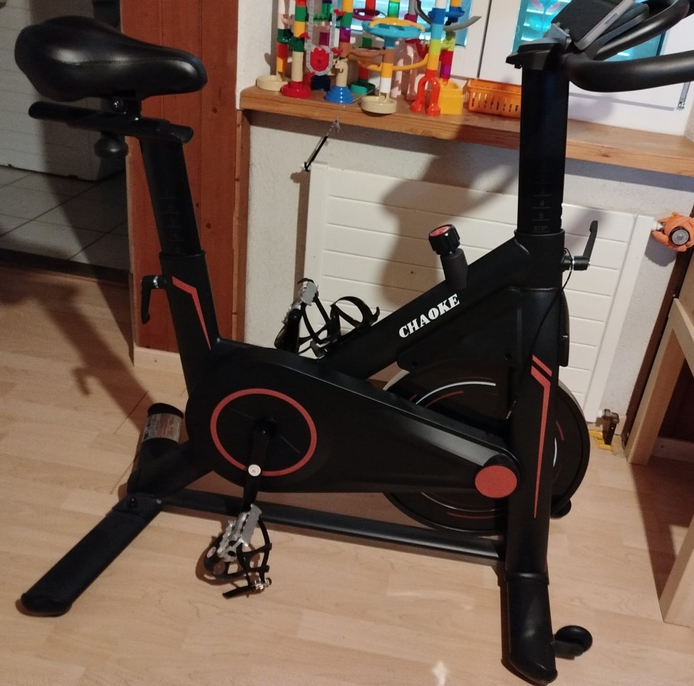 Vélos d'appartement: CHAOKE Heimtrainer mit App Farbe Rot/Schwarz – Neuf (Voir description) à Illnau par Tarzan200