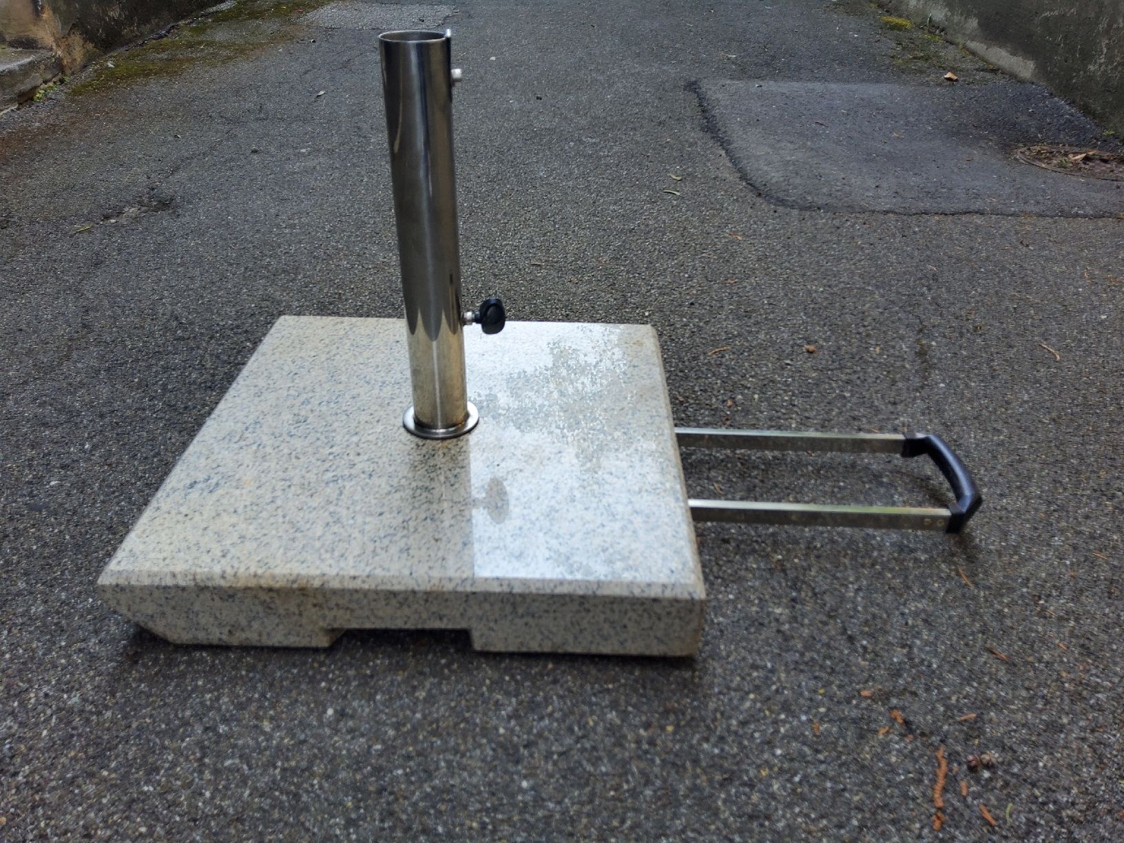 Altro: Granit-Schirmständer 30 kg mit Rollen & Zuggriff – Usato da Winterthur venduto da eob_fw5j