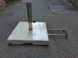 Granit-Schirmständer 30 kg mit Rollen & Zuggriff