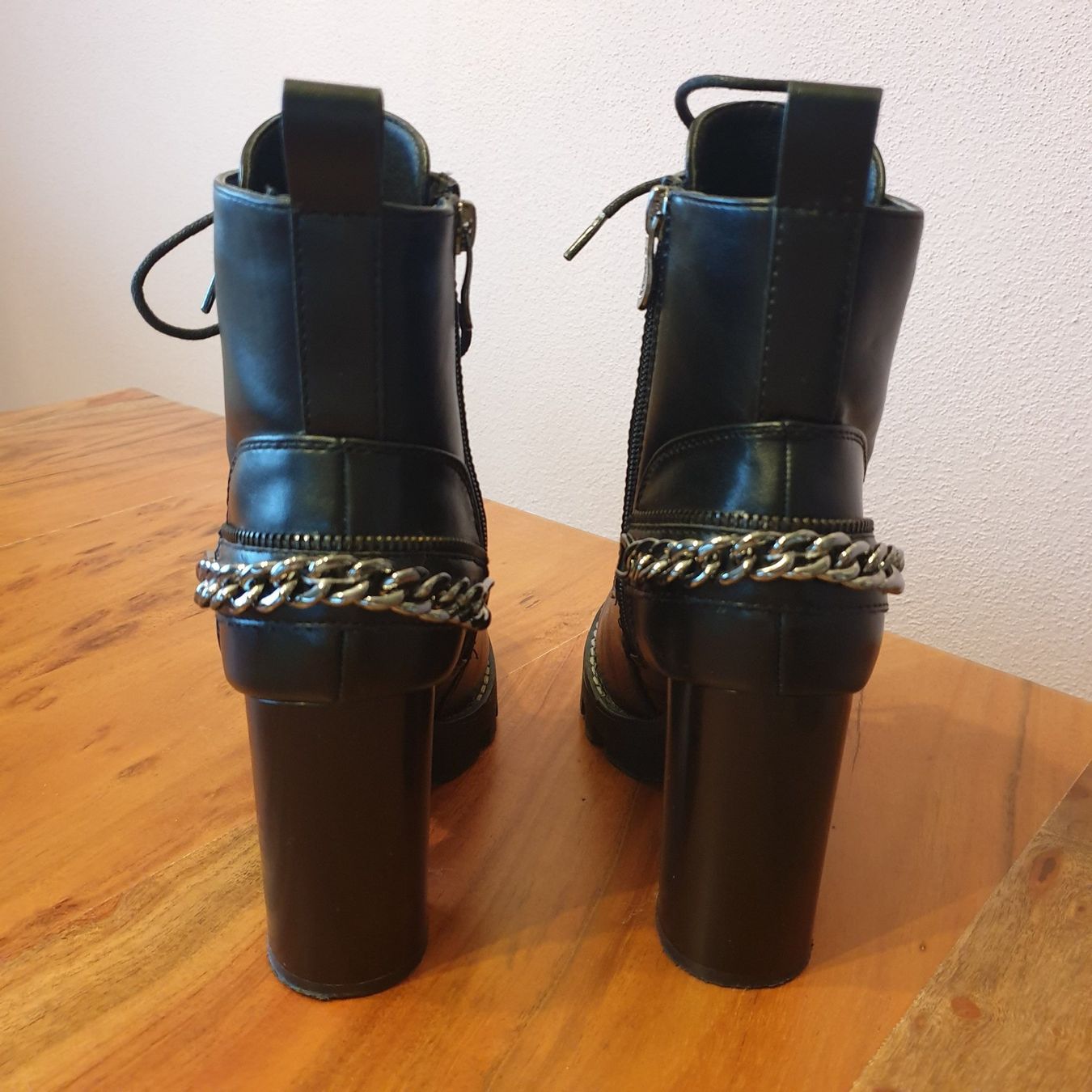 Scarpe da donna: Stiefeletten im Biker-Stil, Gr. 37 – Nuovo (secondo la descrizione) da Neuendorf venduto da DeSiriA 2