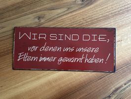 Blechtafel mit Text „Wir sind die, …. „