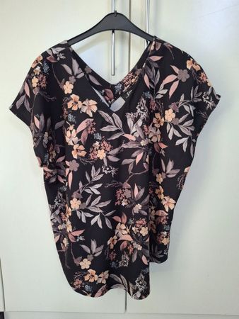 Zoey Shirt mit Blumenmuster, neuwertig!