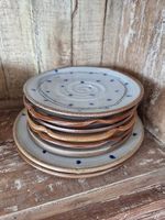 6 kleine Keramik Teller + 2 Servierteller, Handarbeit 