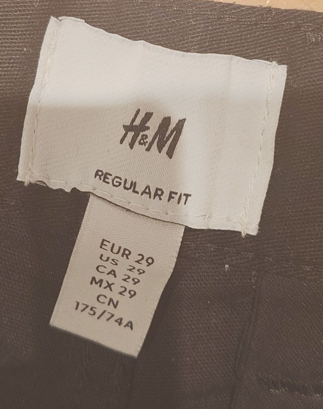 Pantaloni: kurze, schwarze Hosen. Gr 175 – Usato da Kirchberg BE venduto da Myford 1