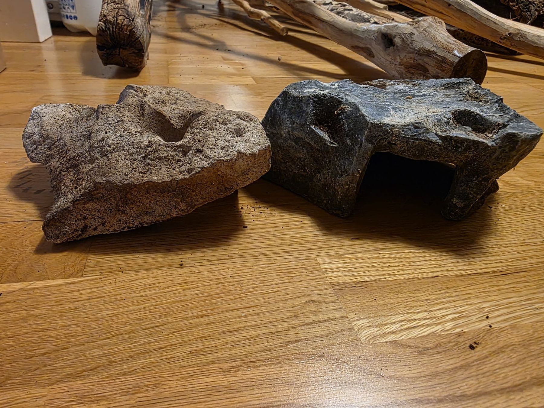 Pietre & tegole: Kleine Höhle & Stein  – Usato da Kirchberg SG venduto da Viperline