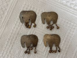 Vier Elefanten Anhänger aus Metall mit kleinen Glöckchen