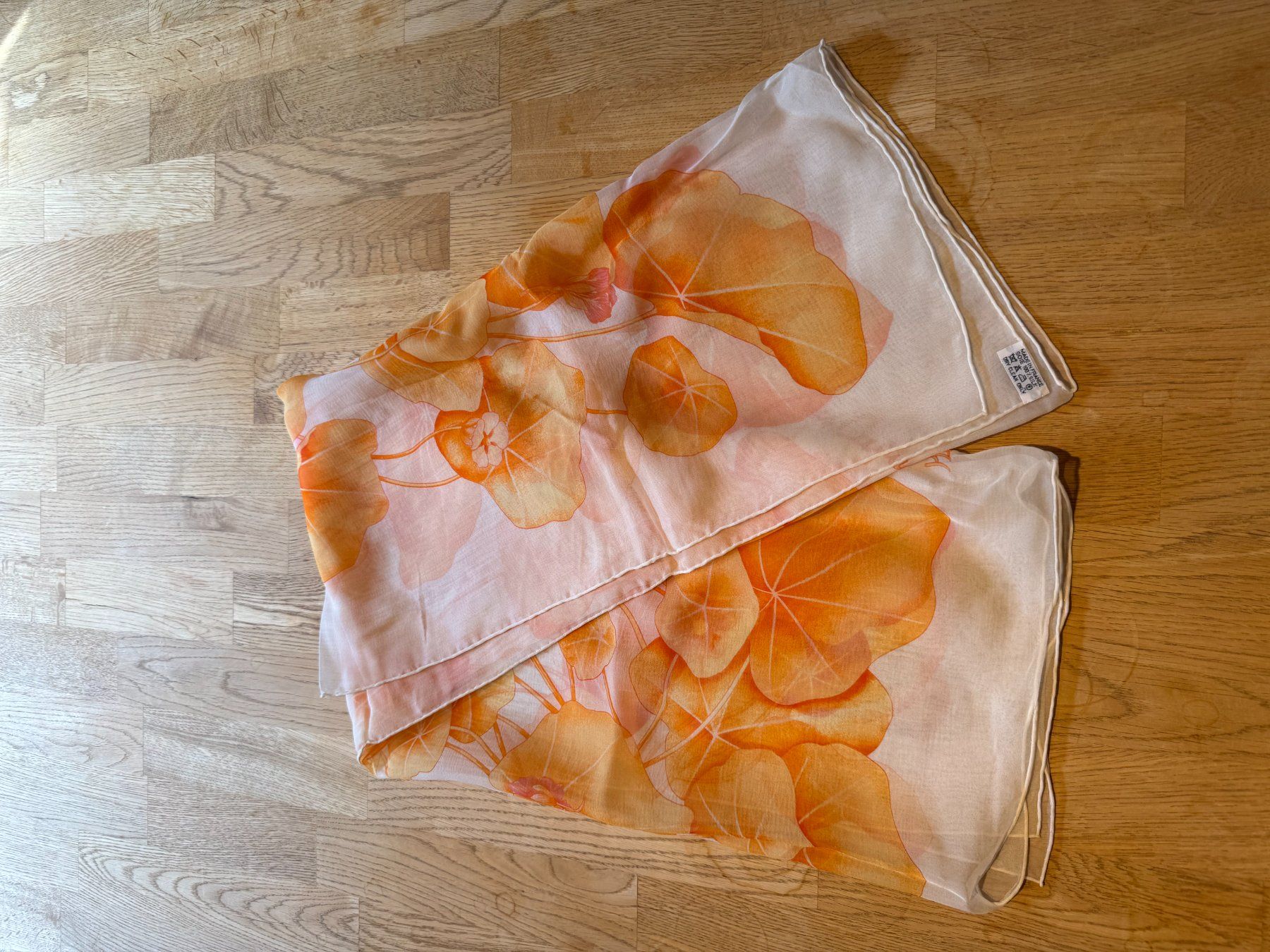 Hermès Foulards, Tücher & Schals: Vintage Hermès Paris "Les Capucines" Silk Scarf – Gebraucht aus Grund b. Gstaad von ReLuxe 6