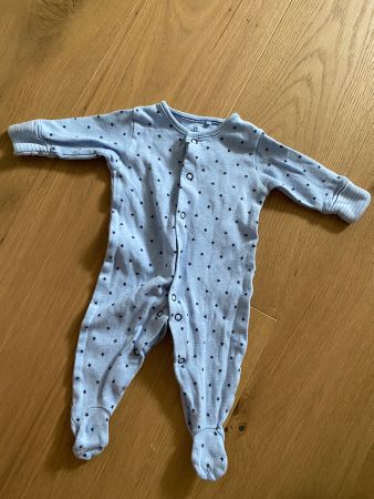 Next Baby Strampler, Gr. 56,  hellblau mit Sternen ⭐
