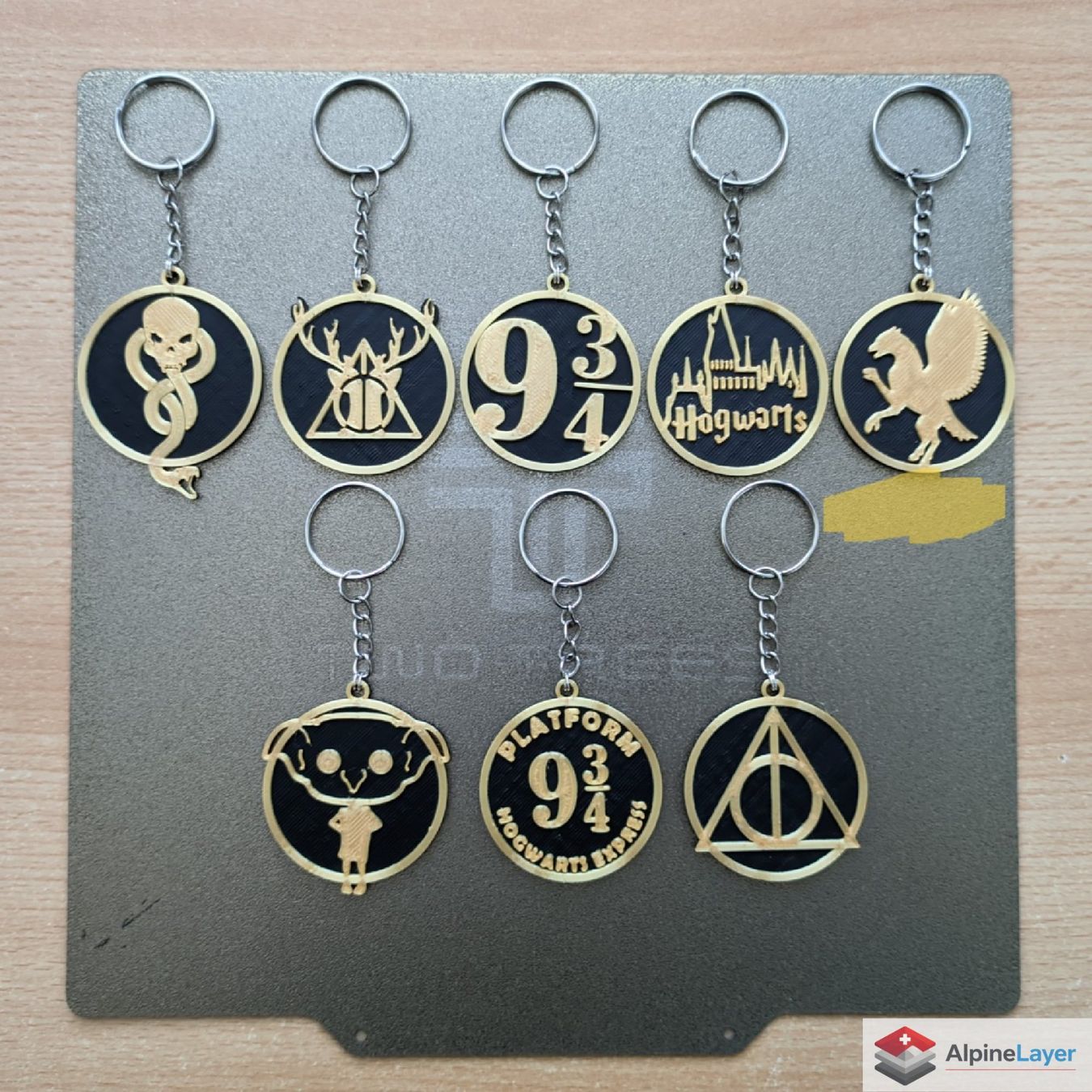 Portachiavi: Hippogriff Keychain Black Gold 3D Printed – Nuovo (secondo la descrizione) da Losone venduto da AlpineLayer