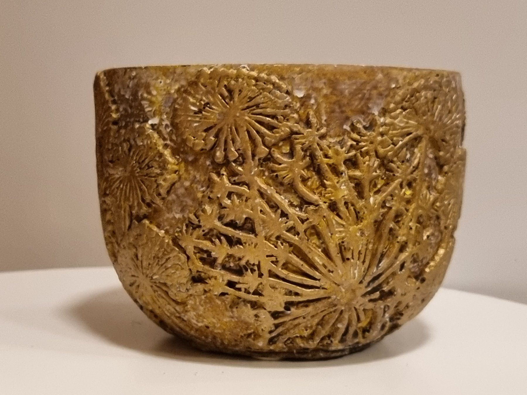 Vasi per fiori: PTMD Übertopf Goldbraun Relief Blumen – Usato da Scharnachtal venduto da devin03