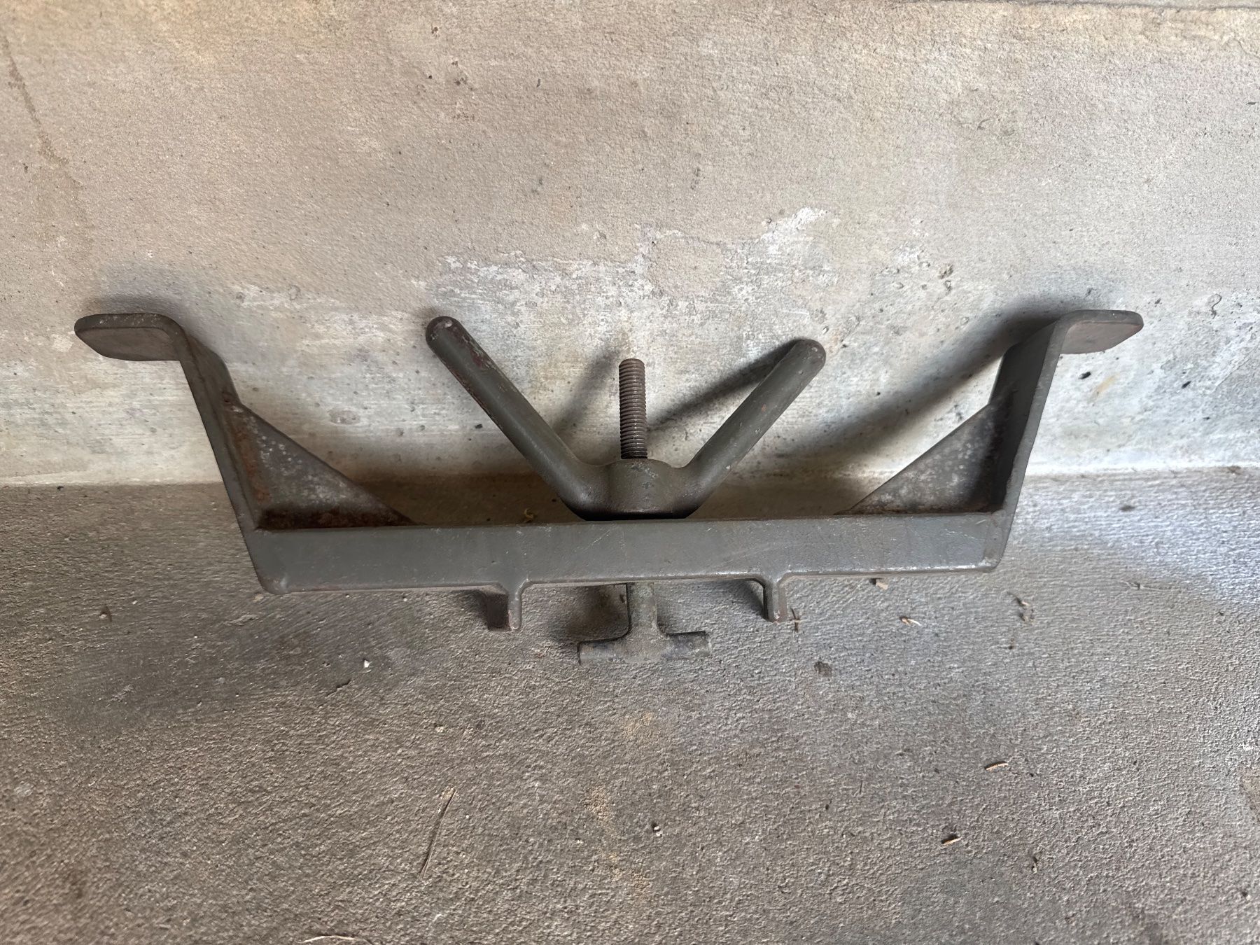 Land Rover Tutti pezzi di ricambio auto: Land Rover Armee Reserverad halter – Usato da Rüegsbach venduto da landy68 1