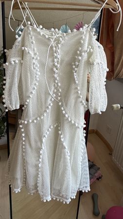 Wunderschönes weißes Kleid