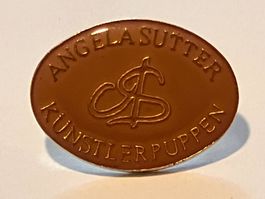 1 Pin Angela Sutter Künstlerpuppen