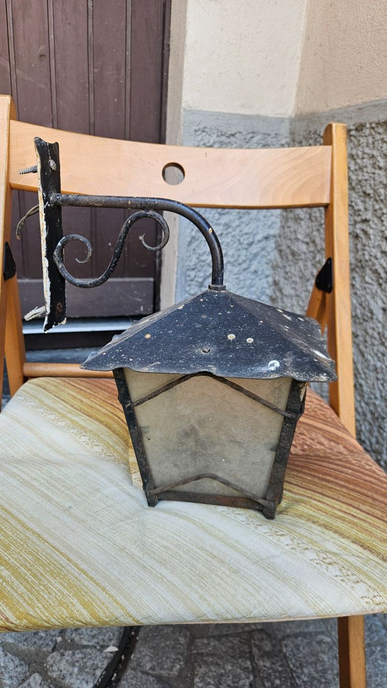 Lampade: Lampada da esterno in ferro battuto e vetro – Usato da Melano venduto da H-Sara