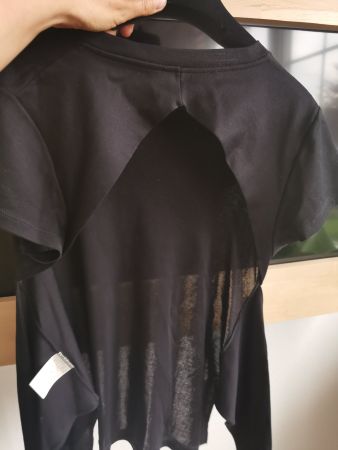 Schwarzes T-Shirt mit offenem Rücken