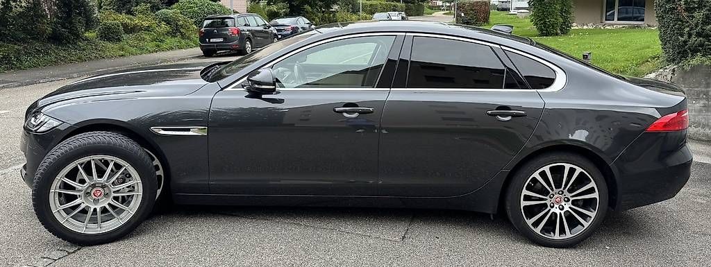 Automobili: Jaguar xf 35t portfolio awd – Usato da Aarburg venduto da Injac 2