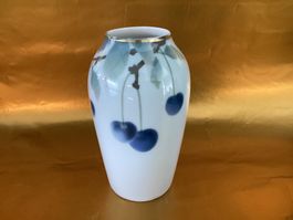 Schöne, alte Blumenvase mit Kirschen-Motiv
