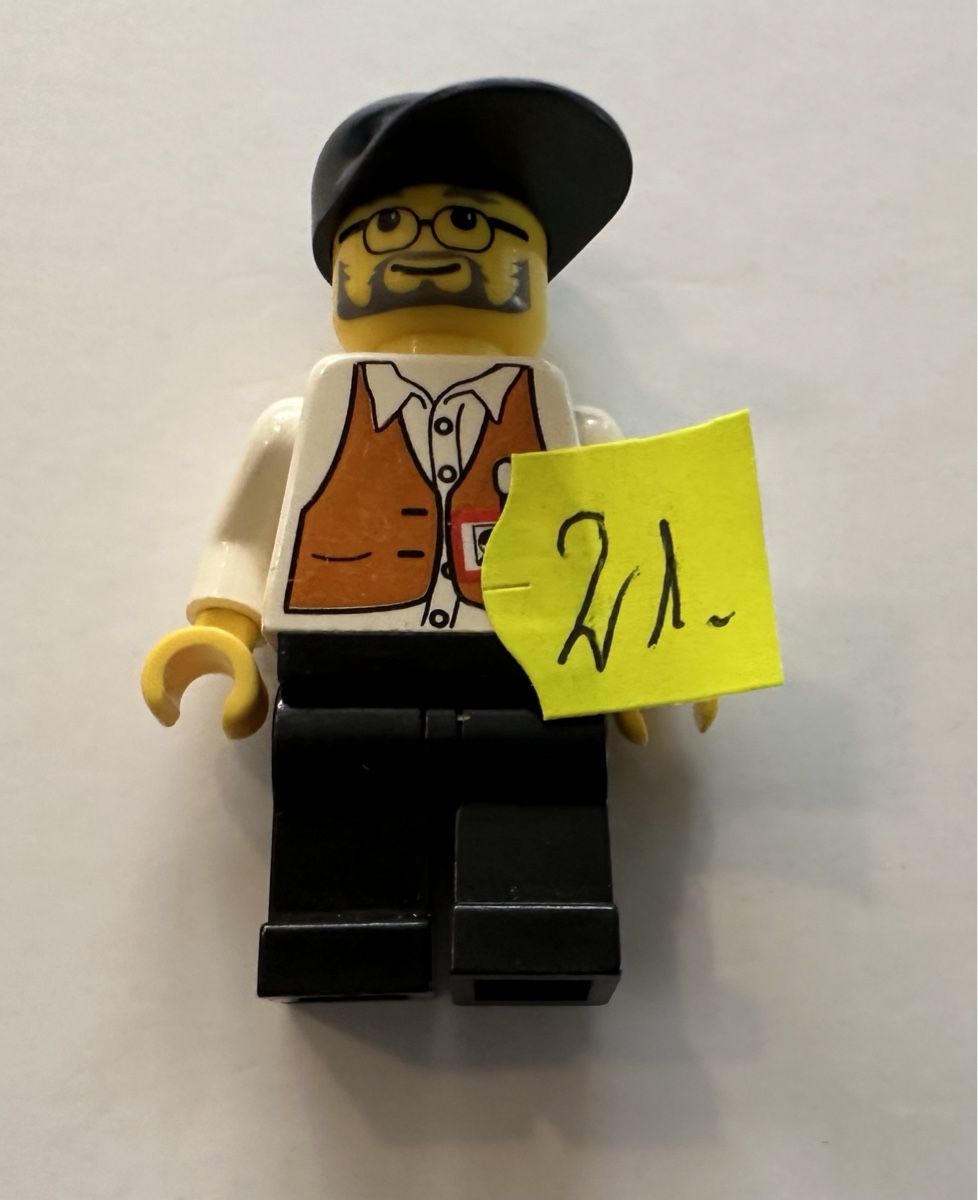 Lego Spielzeuge: 1 Lego Figur mit Kappe & Namensschild – Gebraucht aus Rheinfelden von zim_2hqc 1