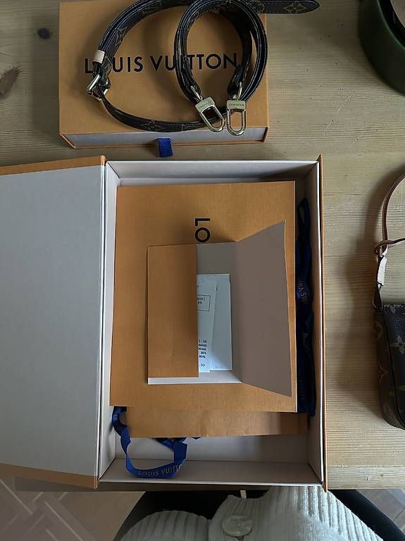 Louis Vuitton Borse: Louis Vuitton Pochette Accessoires mit Gurt – Usato da Basel venduto da selise 3