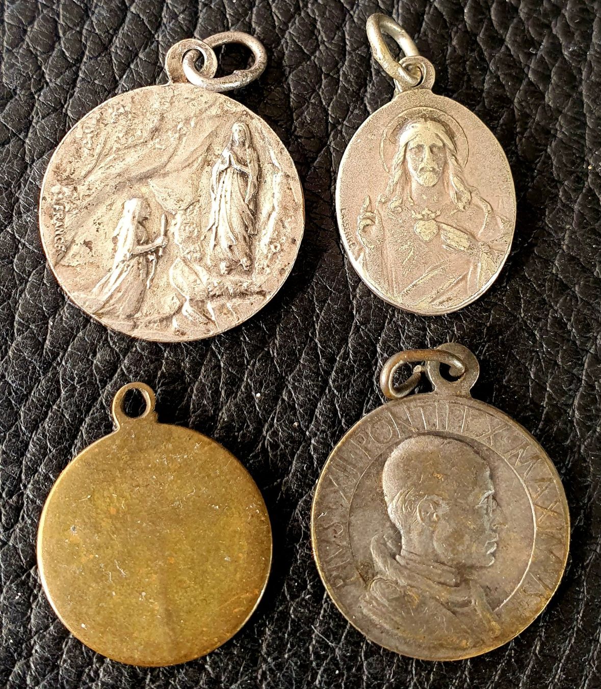 Ciondoli: 4 alte Kirchenanhänger – Usato da Egerkingen venduto da Acc1