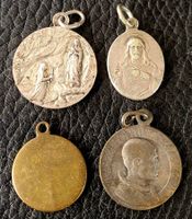 4 alte Kirchenanhänger