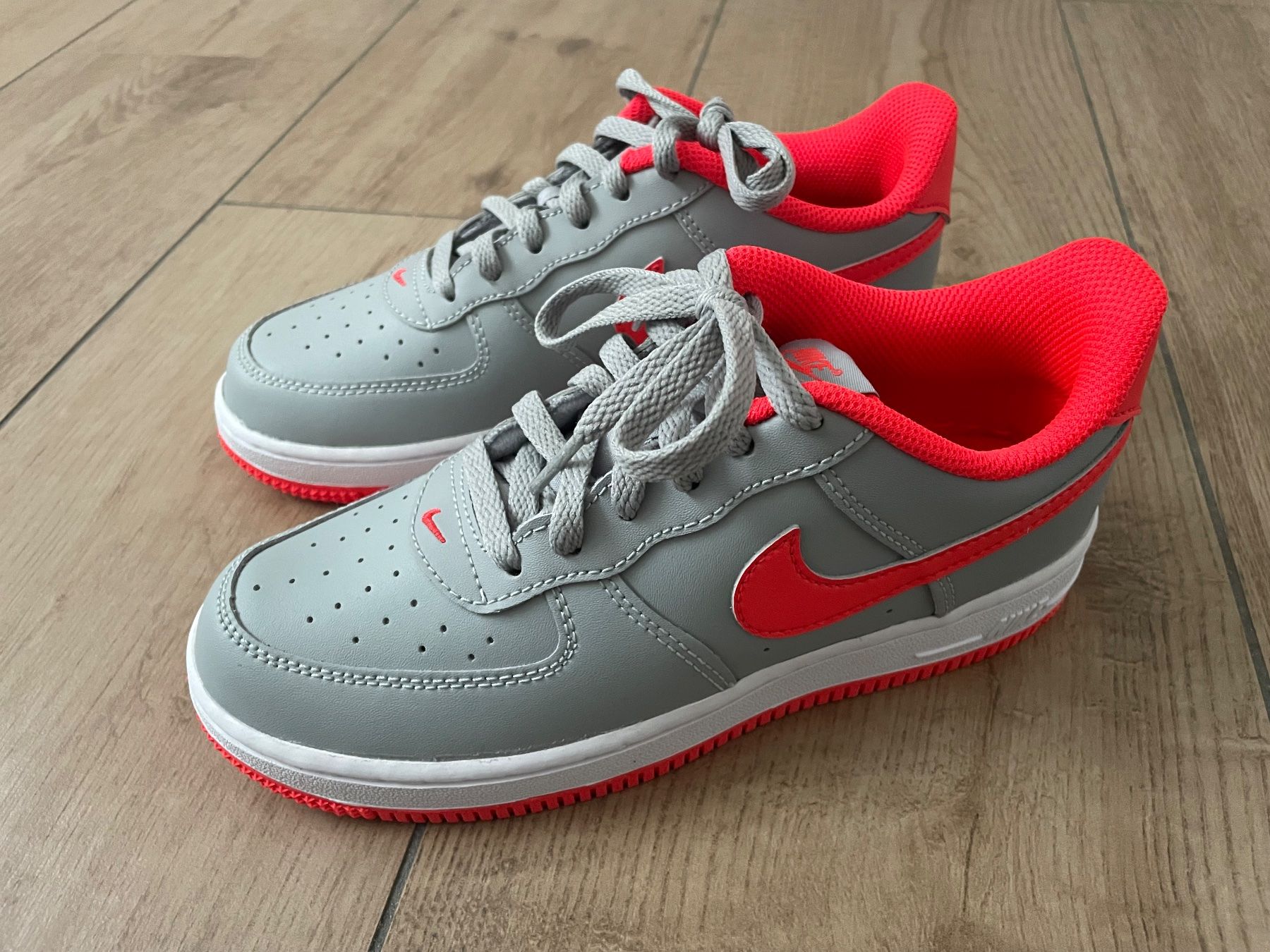 Nike Scarpe per ragazzi: Nike Air Force 1 Gr. 34 NEU – Nuovo e nell'imballaggio originale da Waltenschwil venduto da hansnine