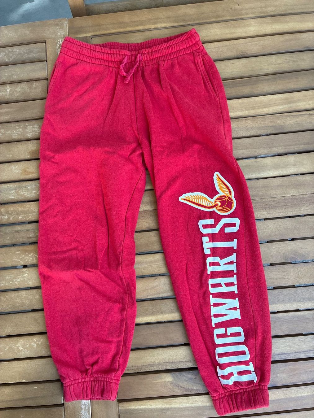 H&M Pantaloni: Trainerhose rot, Hogwarts, Gr 134 – Usato da Guntershausen venduto da Gloominati