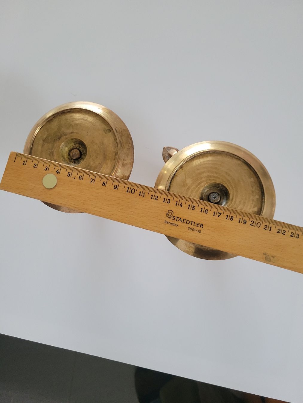 Bougeoirs: 2 Kerzenhalter Messing mit Henkel gebraucht im Set – D'occasion à Flims Dorf par Snowhite74 1