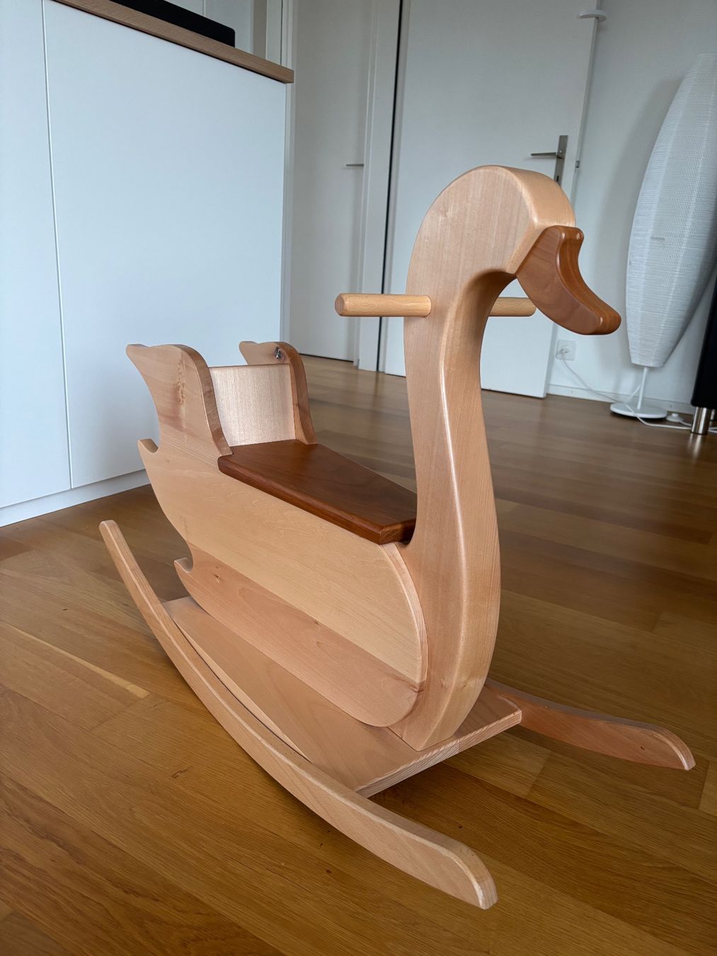 Jouets: Schaukelschwan aus Holz – D'occasion à Arlesheim par verusch
