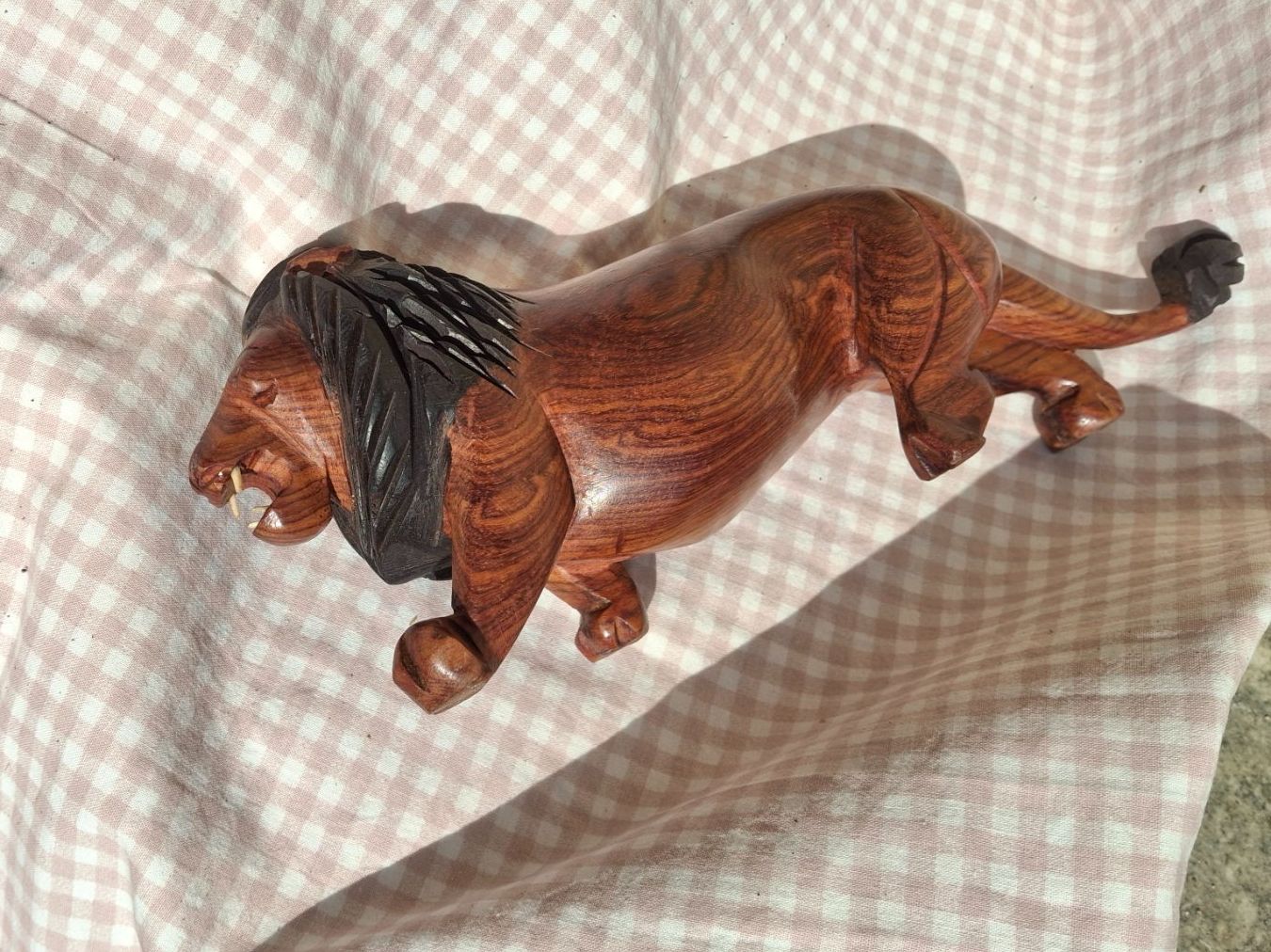 Statuette: Handgeschnitzte Löwenfigur mit Knochenzähne aus Holz, 28 cm – Usato da Münchenbuchsee venduto da babilibern 3