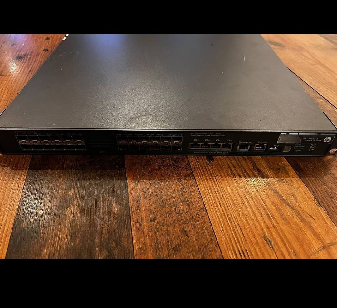 Hewlett Packard Hub & Switch: HP Netzwerkswitch SFP + – Nuovo (secondo la descrizione) da Endingen venduto da Anna-KatJay