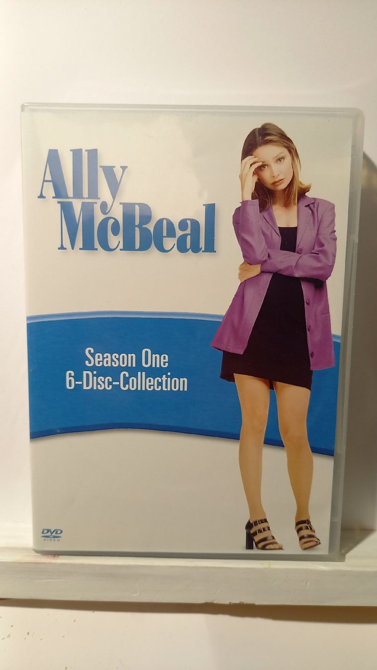 Tutti i DVDs: Ally McBeal - Staffel 1 6er DVD-Box – Usato da St. Gallen venduto da Bir_Rer