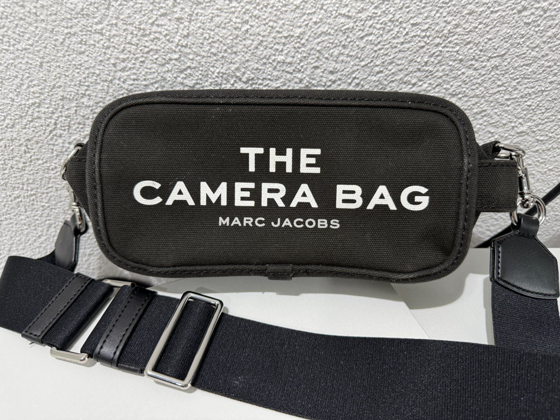 Marc Jacobs Borse da donna: Marc Jacobs Schulter Handtasche Camera Bag Schwarz Stoff – Usato da Kreuzlingen venduto da Bildschirm_Auge 1