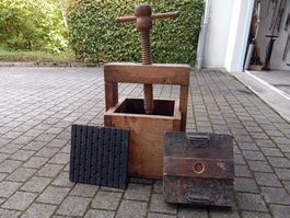 Antike Presse aus Massivholz ohne Abflussrohr