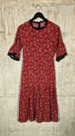Damen Kleid rot geblümt Grösse M mit Spitze