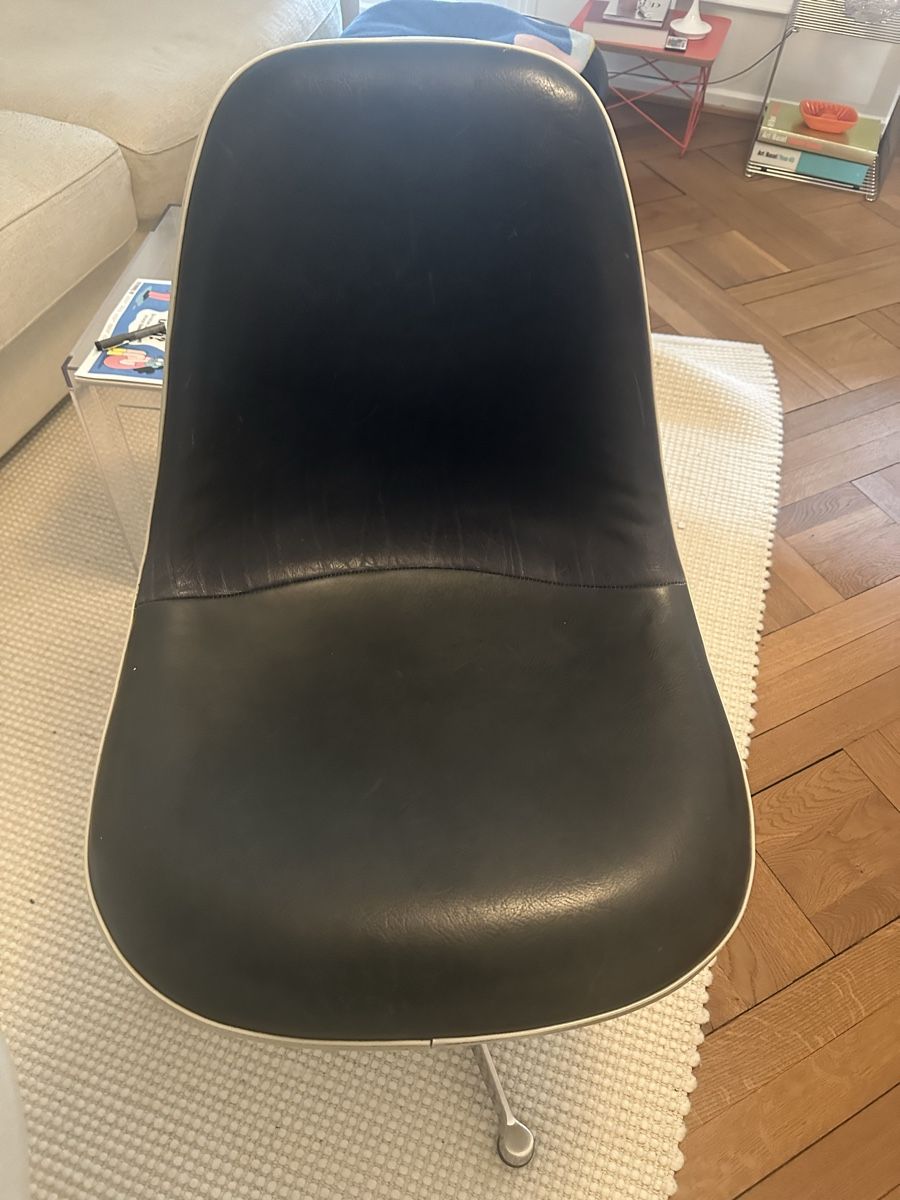 Vitra Sedie: Vitra Eames leather side chair - Einzelstück aus den 70er – Usato da Basel venduto da and__1 1