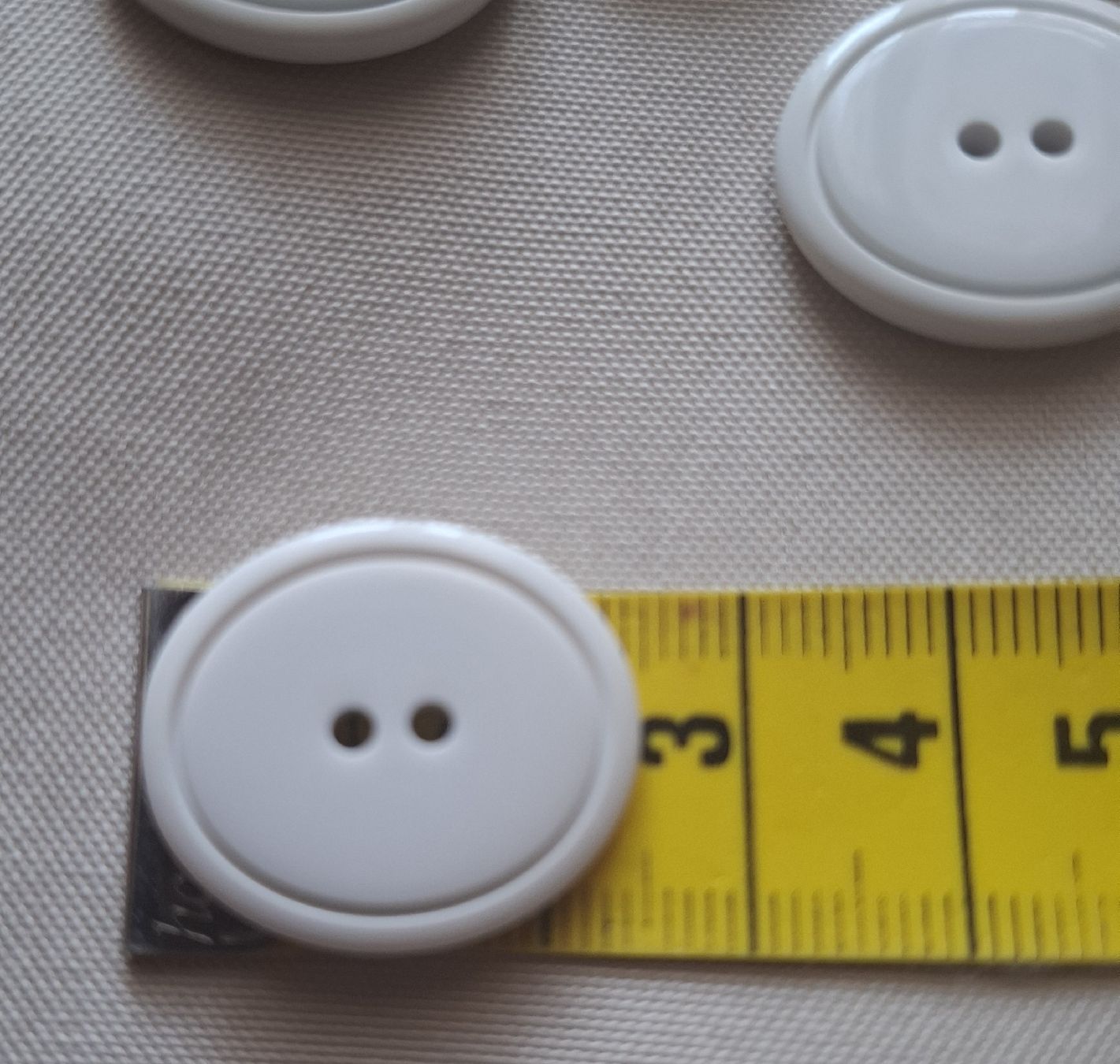 Knöpfe: 9 Knöpfe eierschalenfarbe, oval – Neu (gemäss Beschreibung) aus Dietikon von Hirschkopf 3