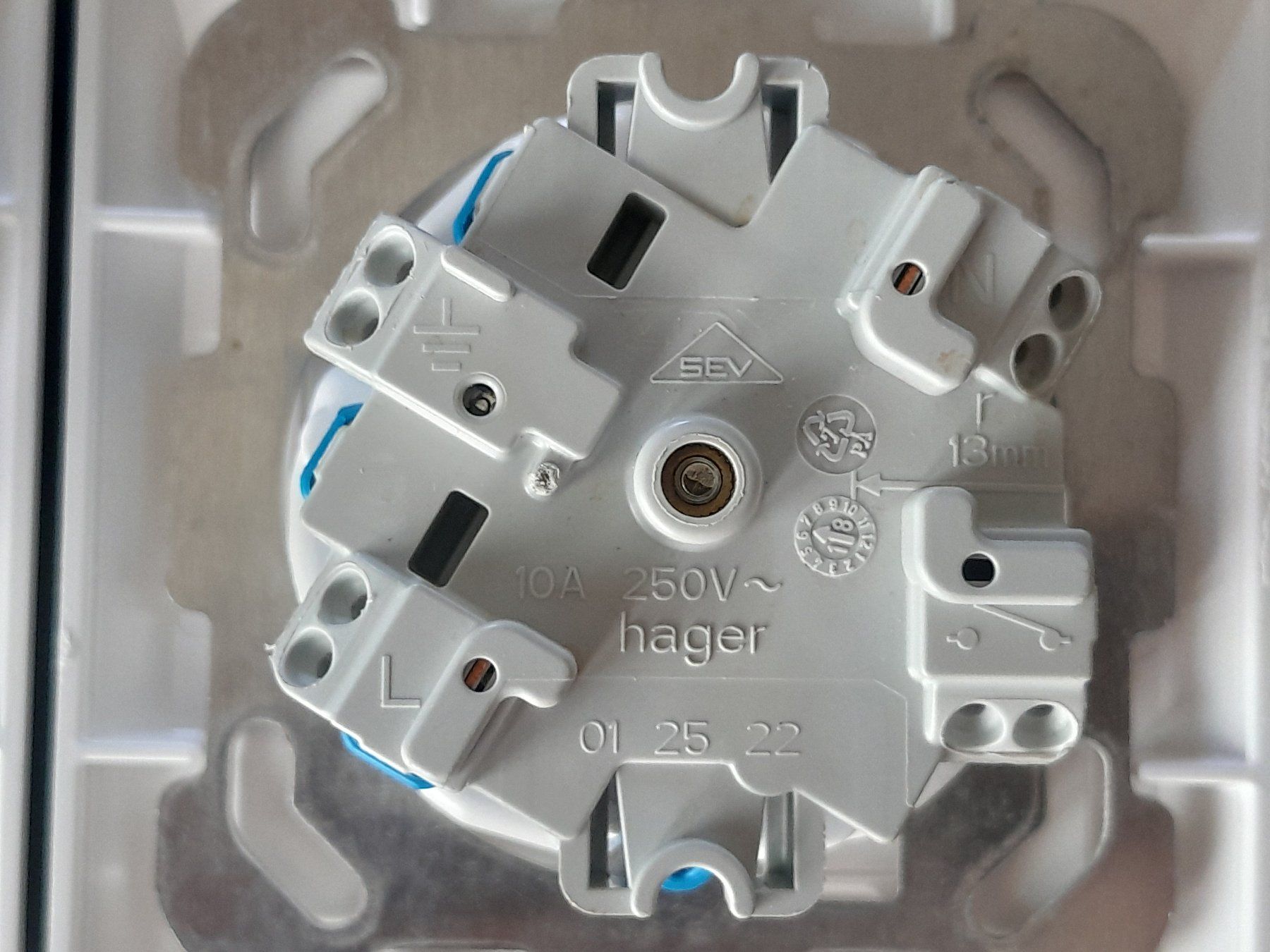 Hager Spine: Hager kallysto.line Steckdosen 3xT13, 3 Stk. – Usato da Zürich venduto da raphahello 4
