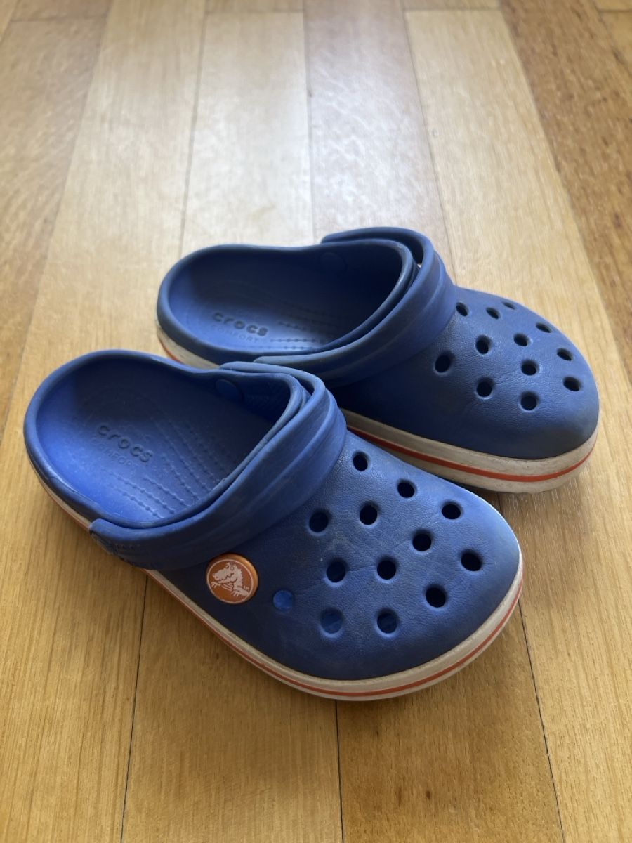 Crocs Schuhe für Jungen: Original Crocs Kinder Clogs blau Gr. C10 – Gebraucht aus Basel von Isi_takes_it_easy