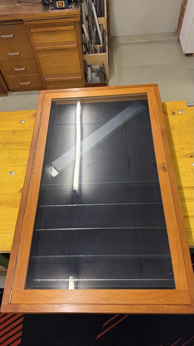 Vitrines: Vitrinenschrank Holz Glas gebraucht  – D'occasion à Rapperswil BE par mini-tom 1