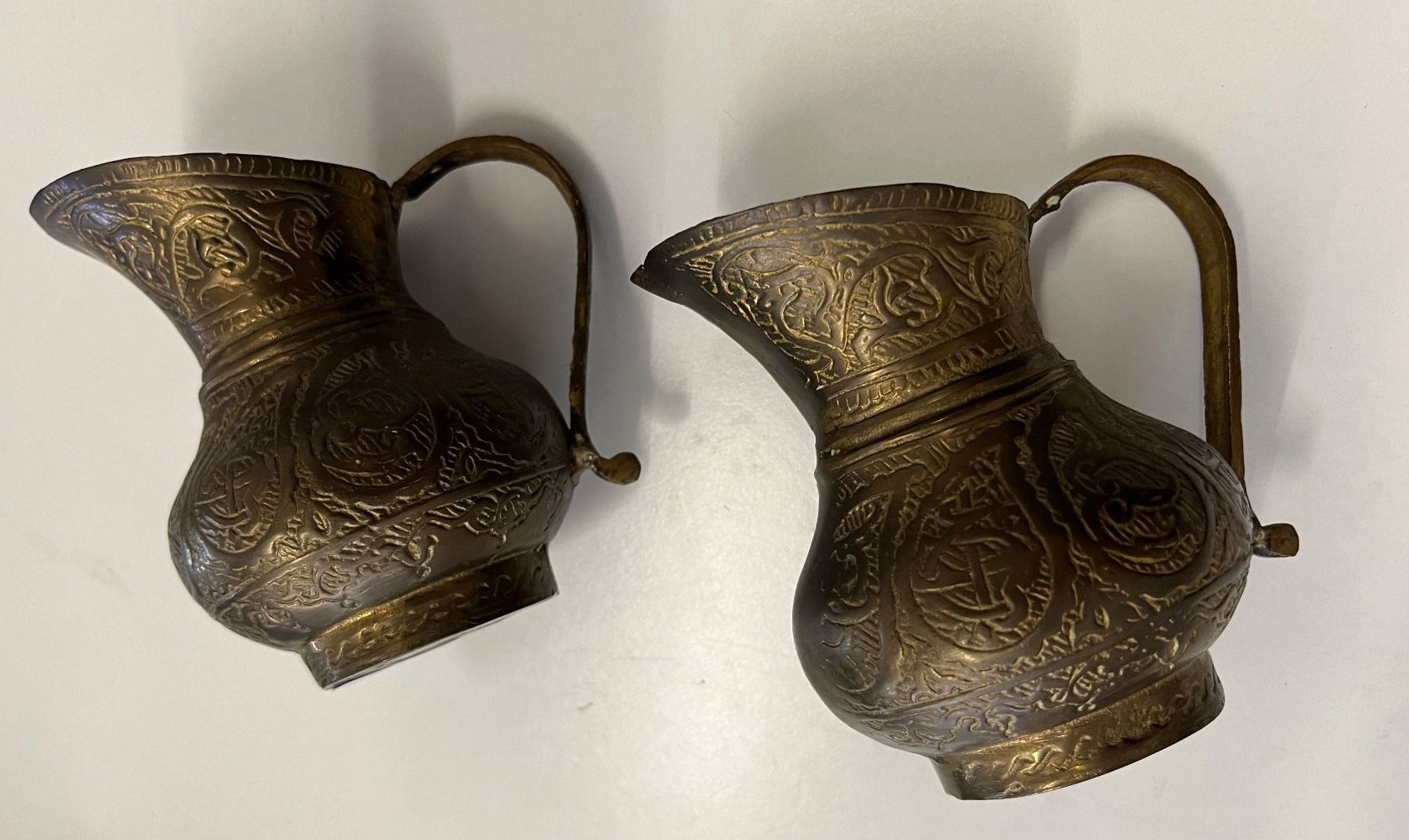 Toutes les décorations: 2 Antike Messing Krüge, orientalisch, graviert, Deko – D'occasion à Stetten AG par Brissago25