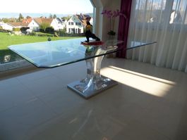 Exklusiver Designer-Esszimmertisch auf Plexiglass