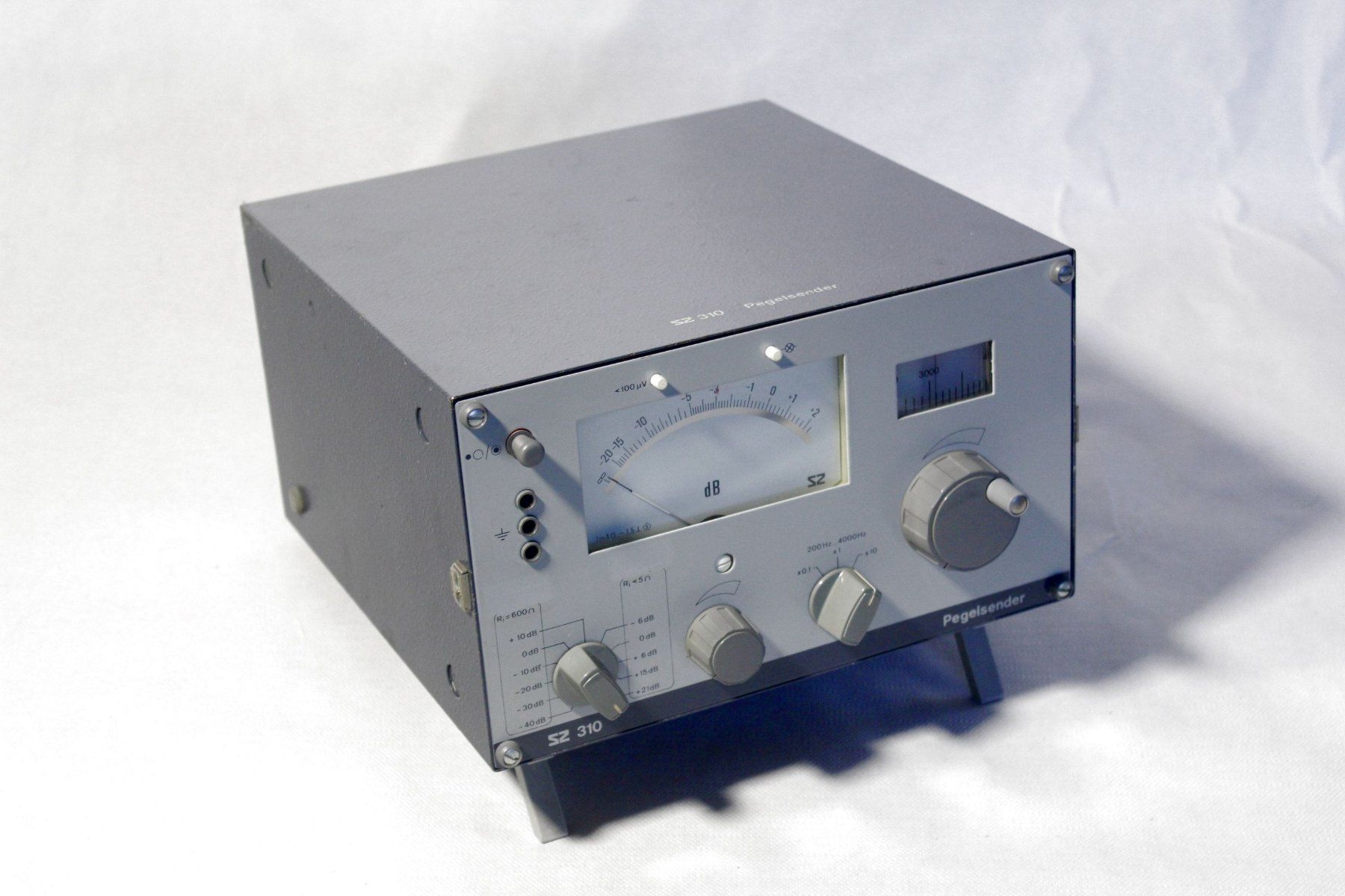 Componenti elettronici: Geprüfter, klassischer PEGELSENDER SZ 310 – Usato da Bern venduto da kultiges