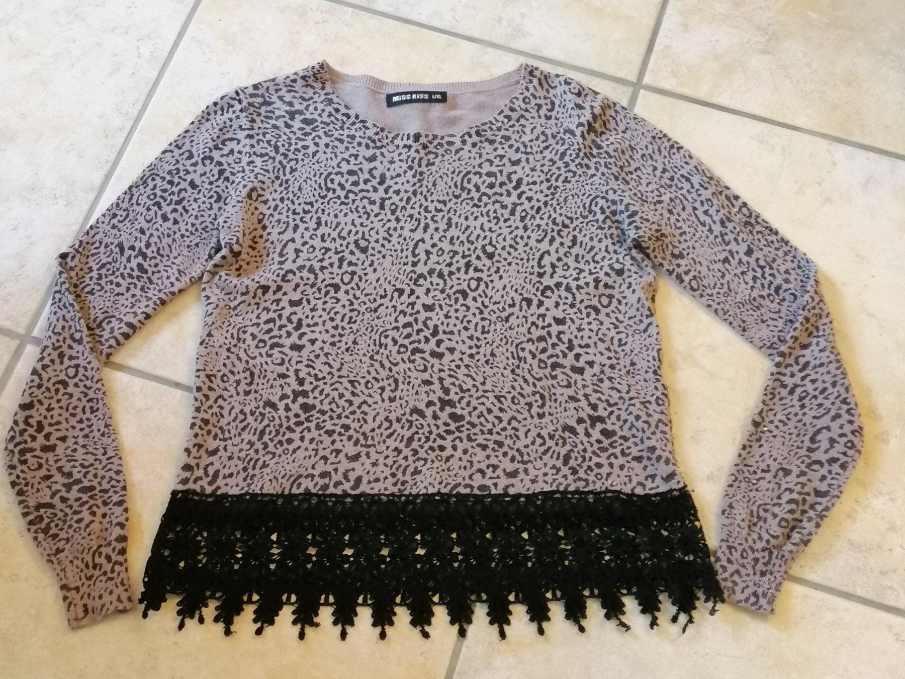 Pullover & Sweatshirts: Pulli (Leo) mit Spitzenbordure – Gebraucht aus Rheinfelden von Cleopatra2000