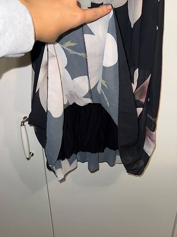Robes: SCHWARZES BLUMENKLEID – D'occasion à Niederhelfenschwil par Mileko 3