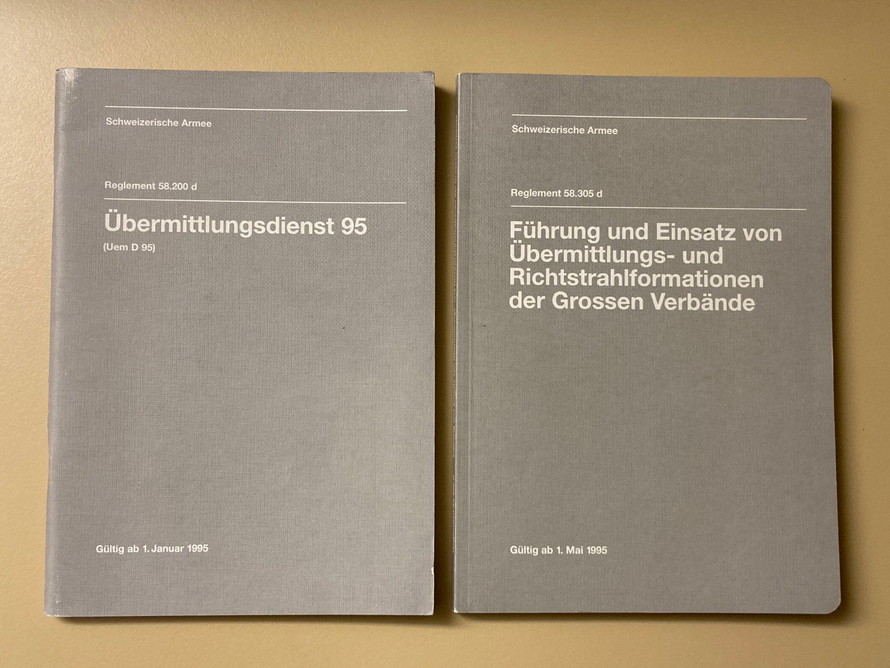 Schweizer Armee Uniformi: 2 Reglemente Übermittlungstruppen der SchweizerArmee – Usato da Brütten venduto da Hst1