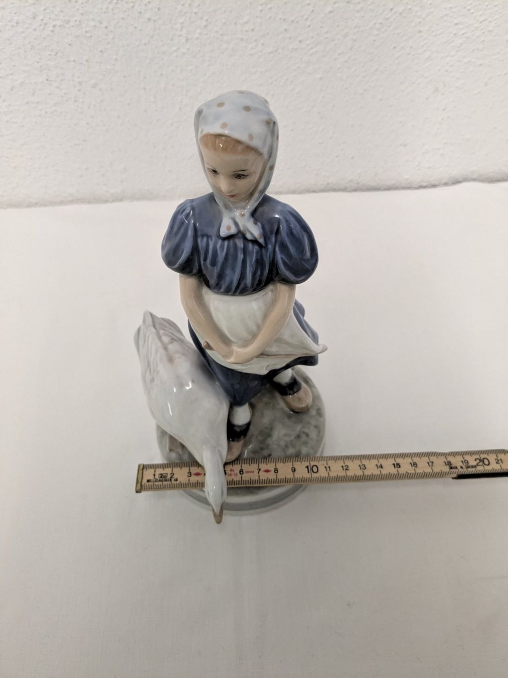 Royal Copenhagen Statuette: Royal Copenhagen Mädchen mit Gans 527 – Usato da Weinfelden venduto da blaukreuz_brocki_TG 7