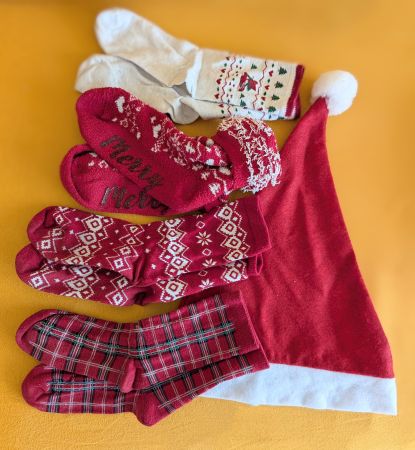 4x Weihnachtssocken Gr. 38, 1x Samichlausmütze