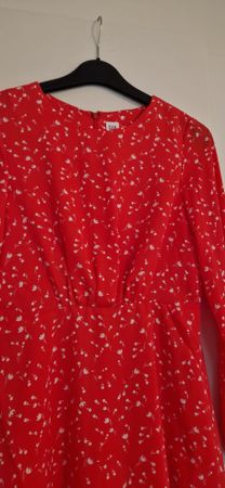 Robe rouge fleurie GAP - Élégante et parfaite pour l'été!