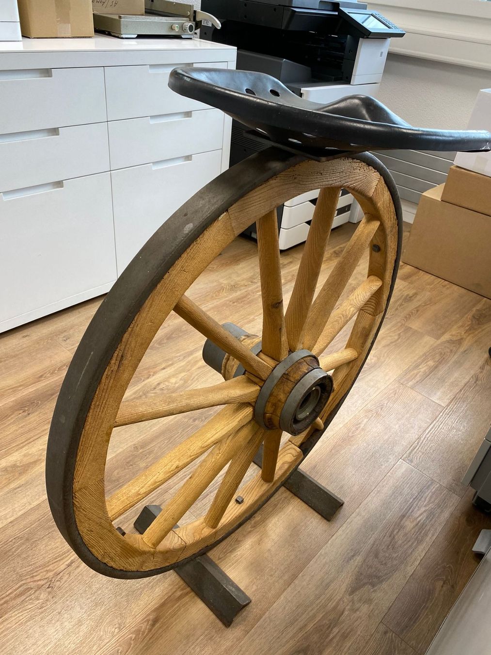 Hocker: Barhocker, Wagenrad – Gebraucht aus Niederwil von fordrolf